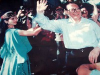A photo of Jiang Zemin from his visit to Korla in 1999.