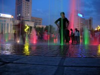 The Chinese seem to have an affinity for multicolored, music-synched waterfountains. Korla has two of 'em... this one's in the center of town in People's Square.