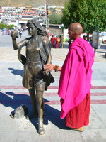 Outside Tashilhunpo Monastery, a monk checks out a statue of a tourist. Is it only me or is there something wrong with this situation? Shouldn't a tourist be checking out a statue of a monk? Whatever.