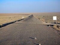 At the Qinghai border, suddenly the road becomes sealed. It must be because people want to drive through the barren nothingness of western Qinghai at high speed.