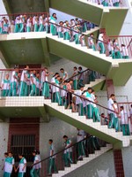 There are lots of students at Hua Shan. This picture reminds me of the "penguins climbing stairs and sliding down slides" toy I had as a child.