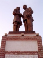 Now that's what I call a Mao tribute! Hotan's statue is far bigger than the statues I saw to the east (although not nearly as large as Kashgar's solo statue of Mao).