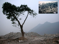 Stopped at Fengdu early the next morning. This photo was taken in a location where the city formerly stood, soon to be under the Yangzi River. (The inset photo was taken when the city was in an earlier state of destruction.)