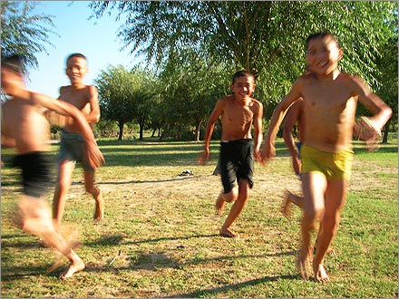 My new friends run towards the Kongque River.